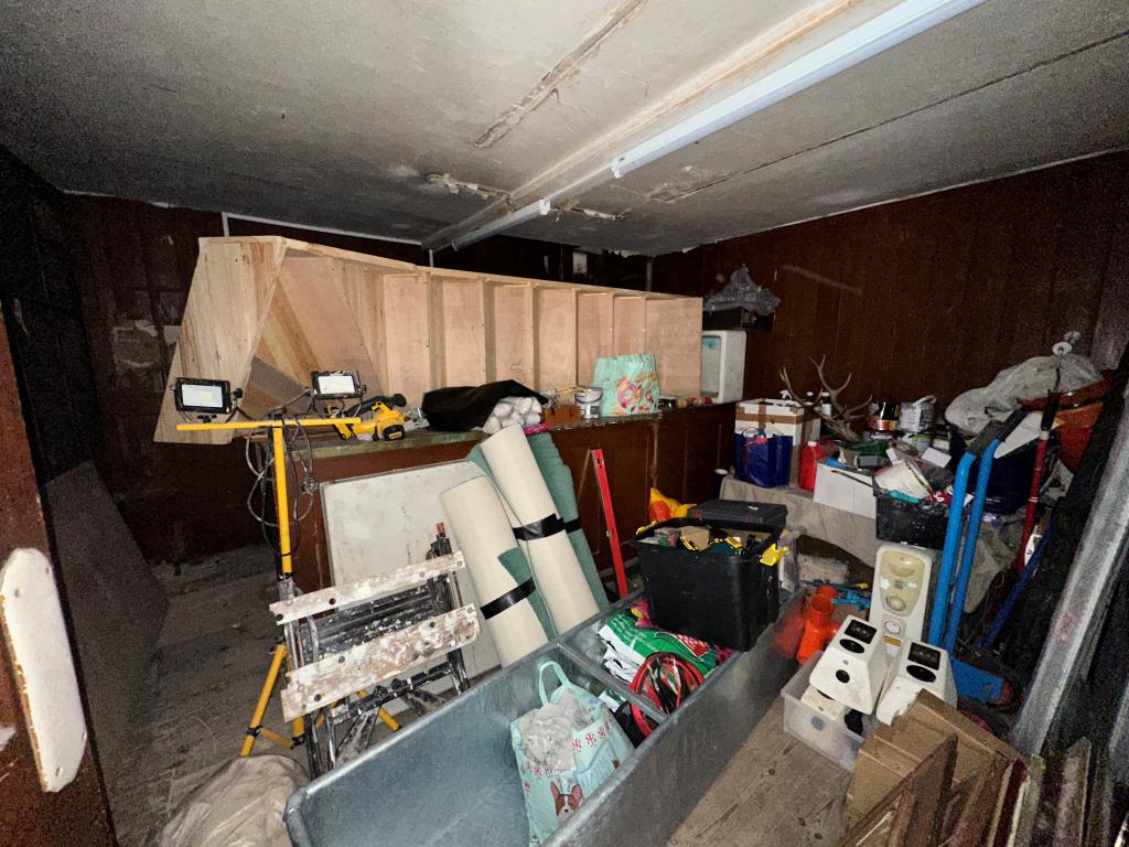 Lot: 60 - FORMER PAWN SHOP OVER THREE STOREYS - Ground floor of commercial unit